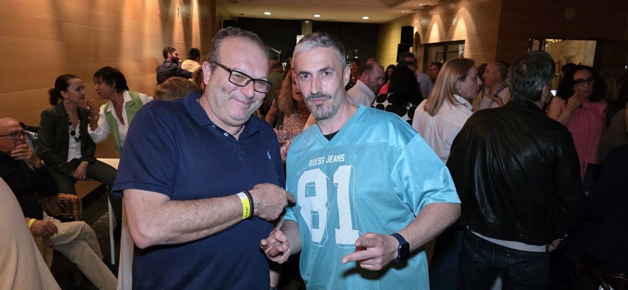Dos hombres sonrientes en un evento de celebración del casino.