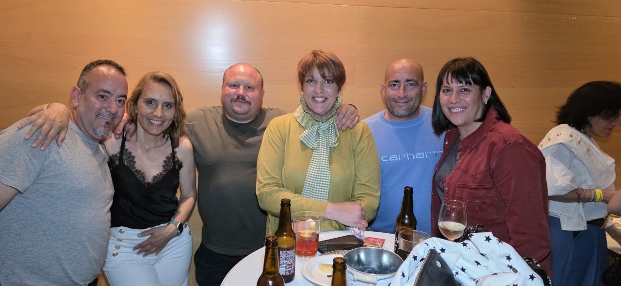 Grupo de amigos celebrando el segundo aniversario del casino
