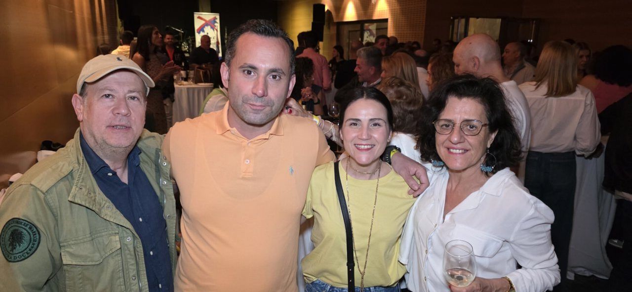 Grupo de personas celebrando en el segundo aniversario del casino