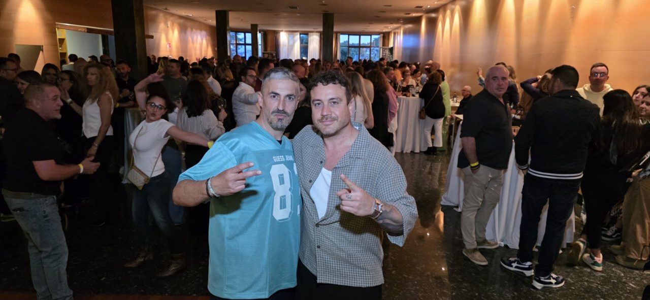 Dos hombres posando en un evento de celebración en un casino