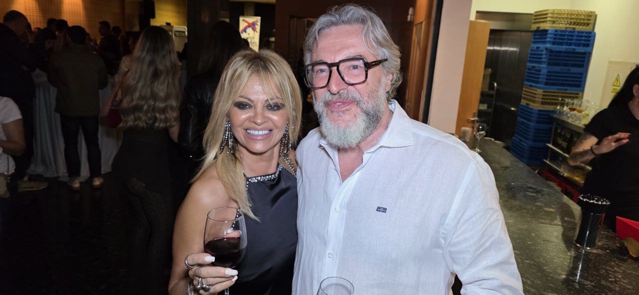 Celebración del segundo aniversario del casino con dos personas sonriendo.
