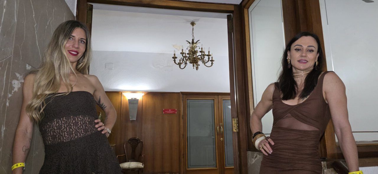 Dos mujeres posando en un evento elegante en el casino.