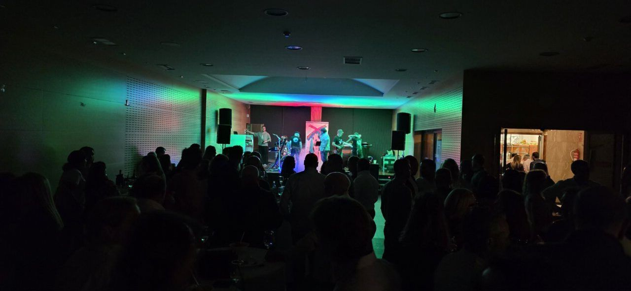 Celebración del segundo aniversario en un casino con música en vivo.