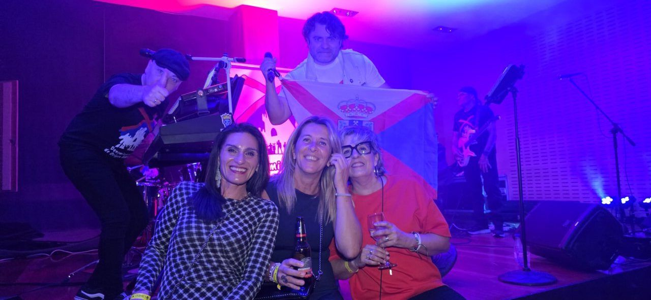 Grupo de personas celebrando en el aniversario del casino