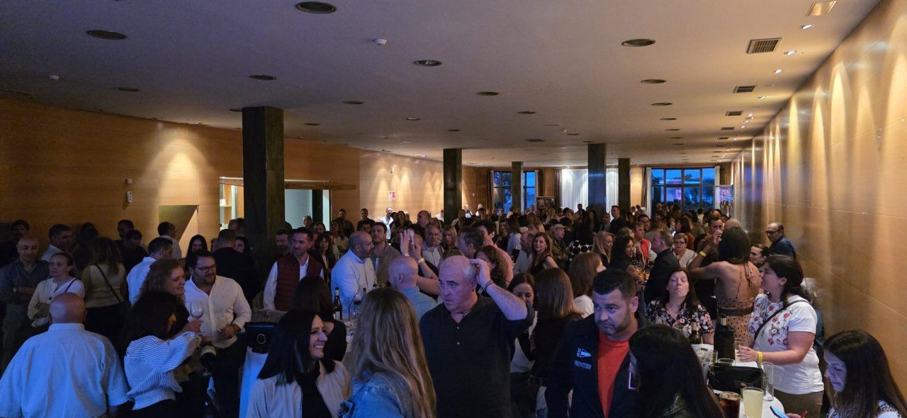 Multitud de personas celebrando en un evento en un casino