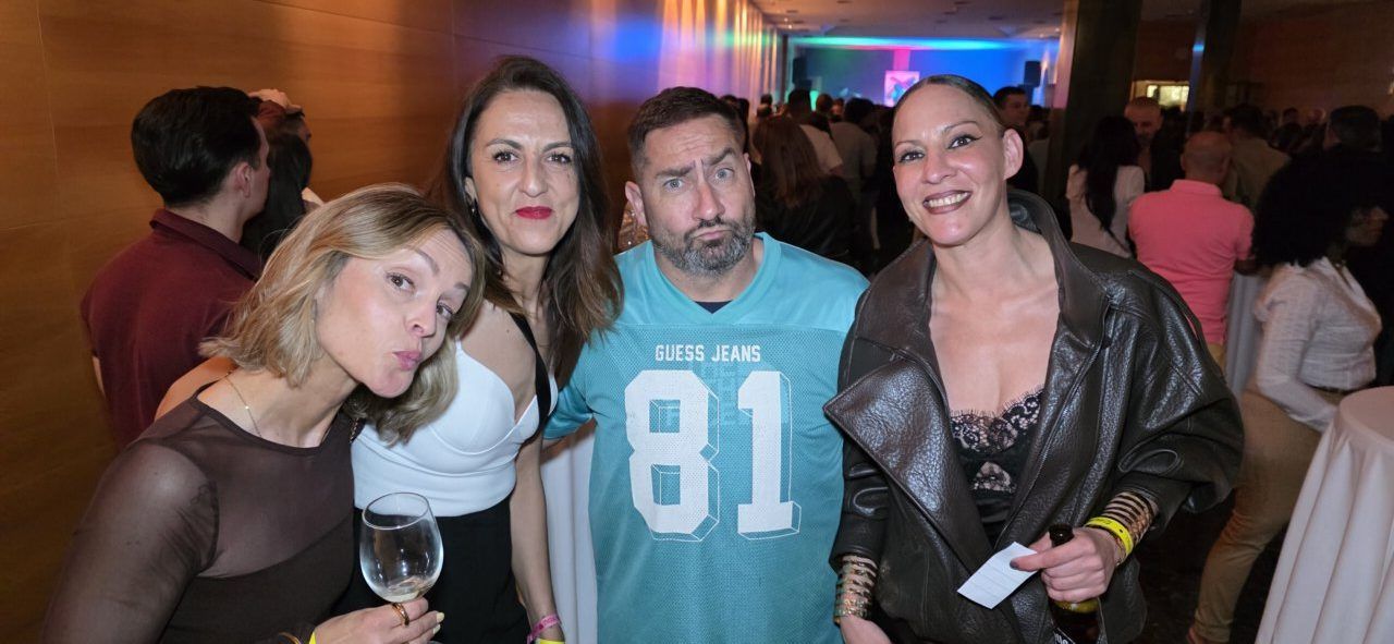 Grupo de amigos celebrando el segundo aniversario del casino