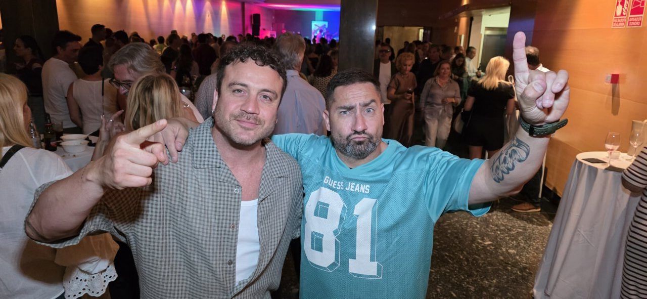 Dos hombres posando en una fiesta de aniversario en un casino