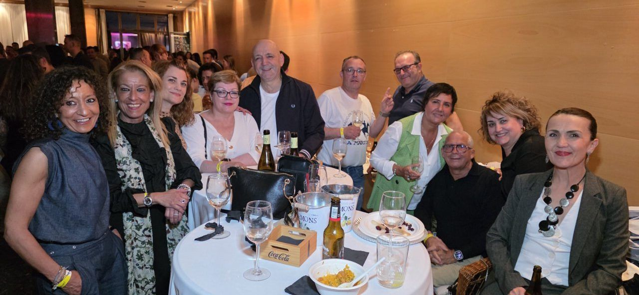 Grupo de personas celebrando en el segundo aniversario del casino