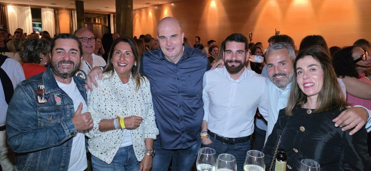 Grupo de personas celebrando el segundo aniversario del casino