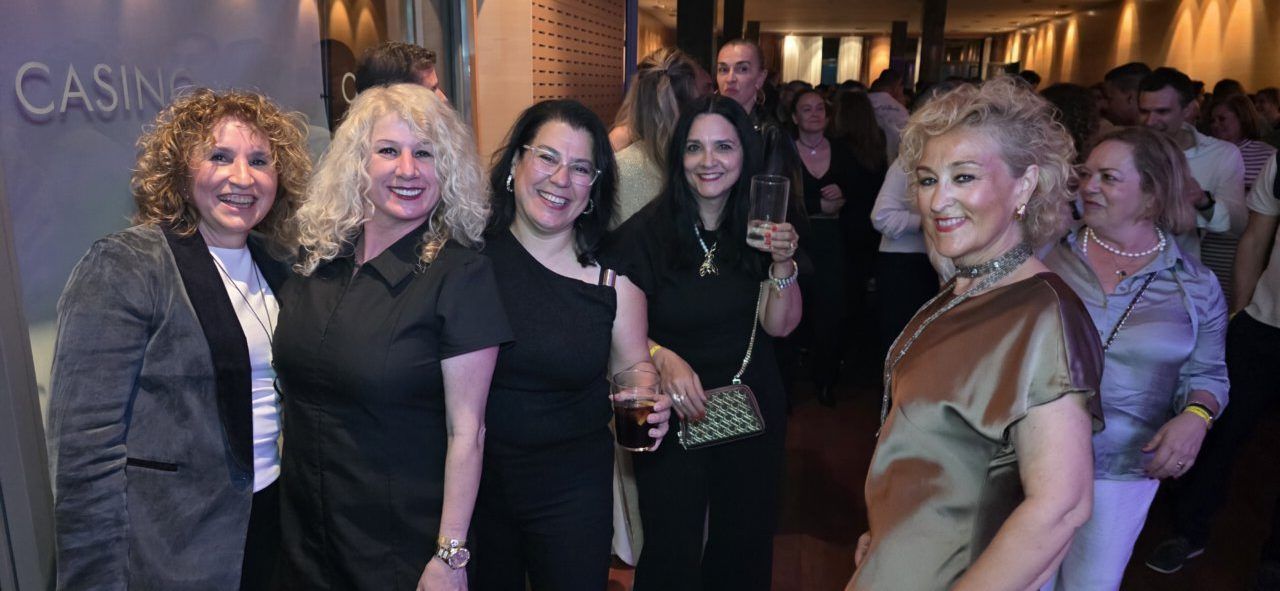 Grupo de mujeres celebrando en el segundo aniversario del casino