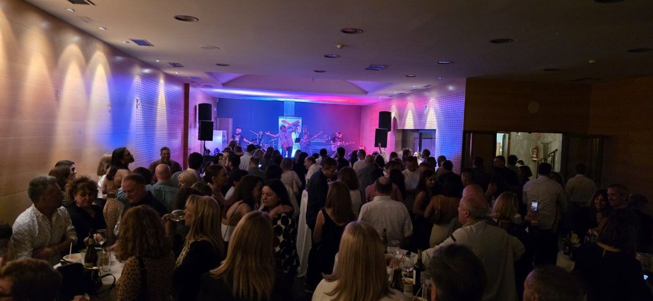 Celebración del segundo aniversario en un casino con música y baile.