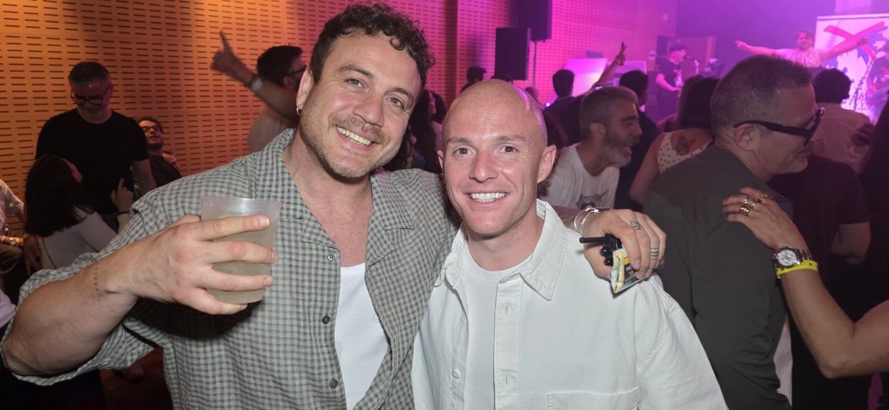Dos amigos celebrando en el segundo aniversario de un casino