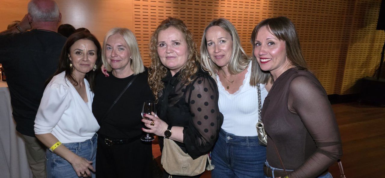 Grupo de amigas celebrando el segundo aniversario del casino