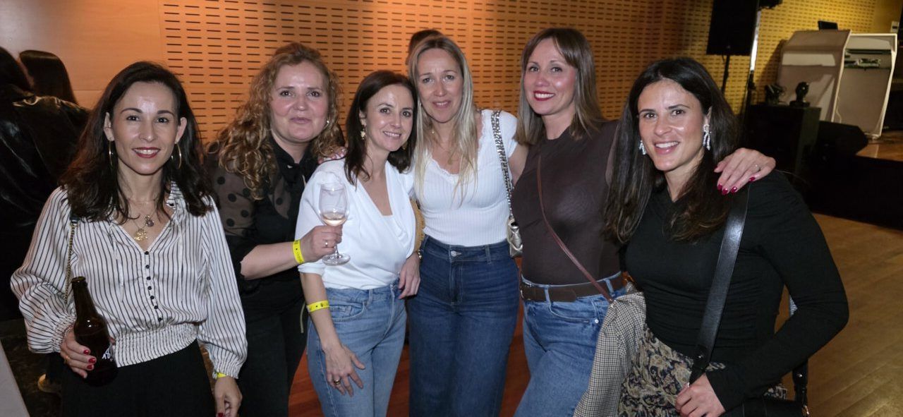 Grupo de mujeres celebrando en el segundo aniversario del casino