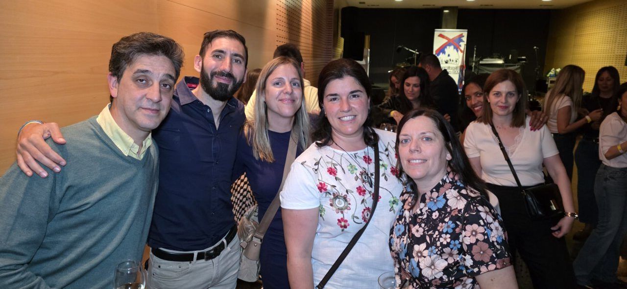Grupo de personas posando en el segundo aniversario del casino