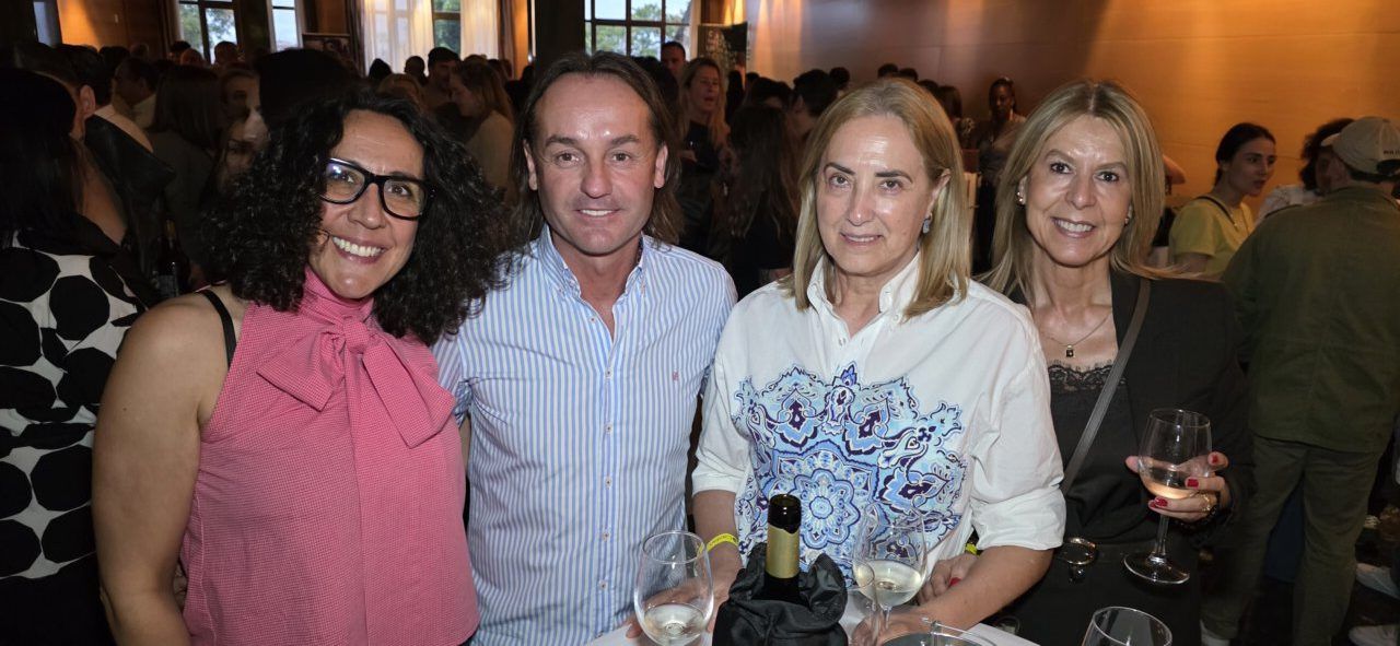 Grupo de personas celebrando el segundo aniversario del casino
