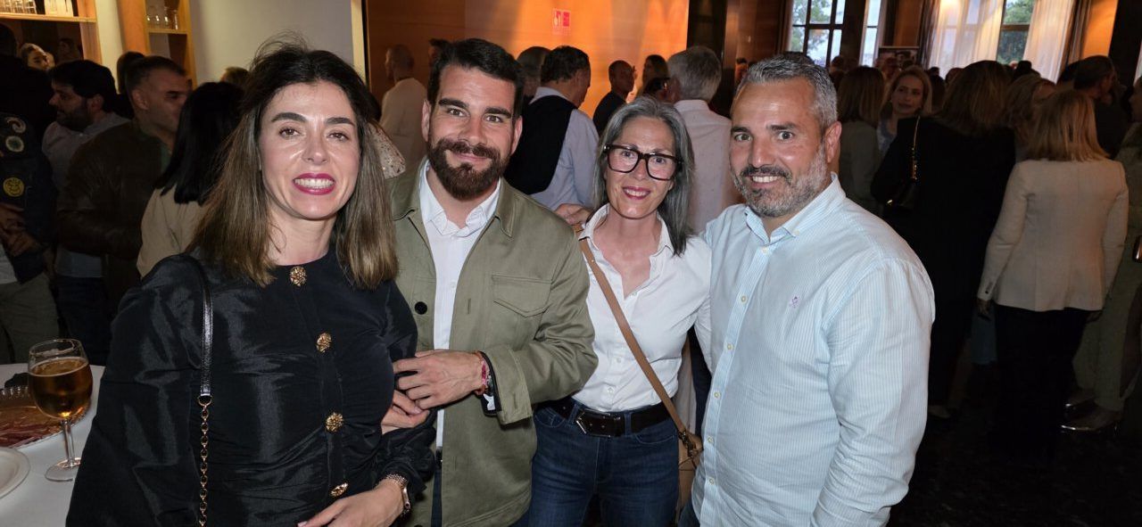 Grupo de personas sonriendo en el segundo aniversario del casino