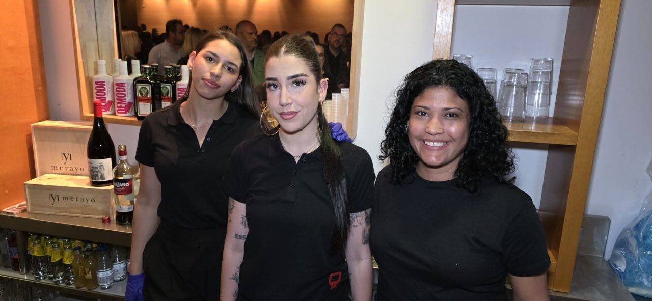 Tres personas en un bar celebrando el segundo aniversario del casino