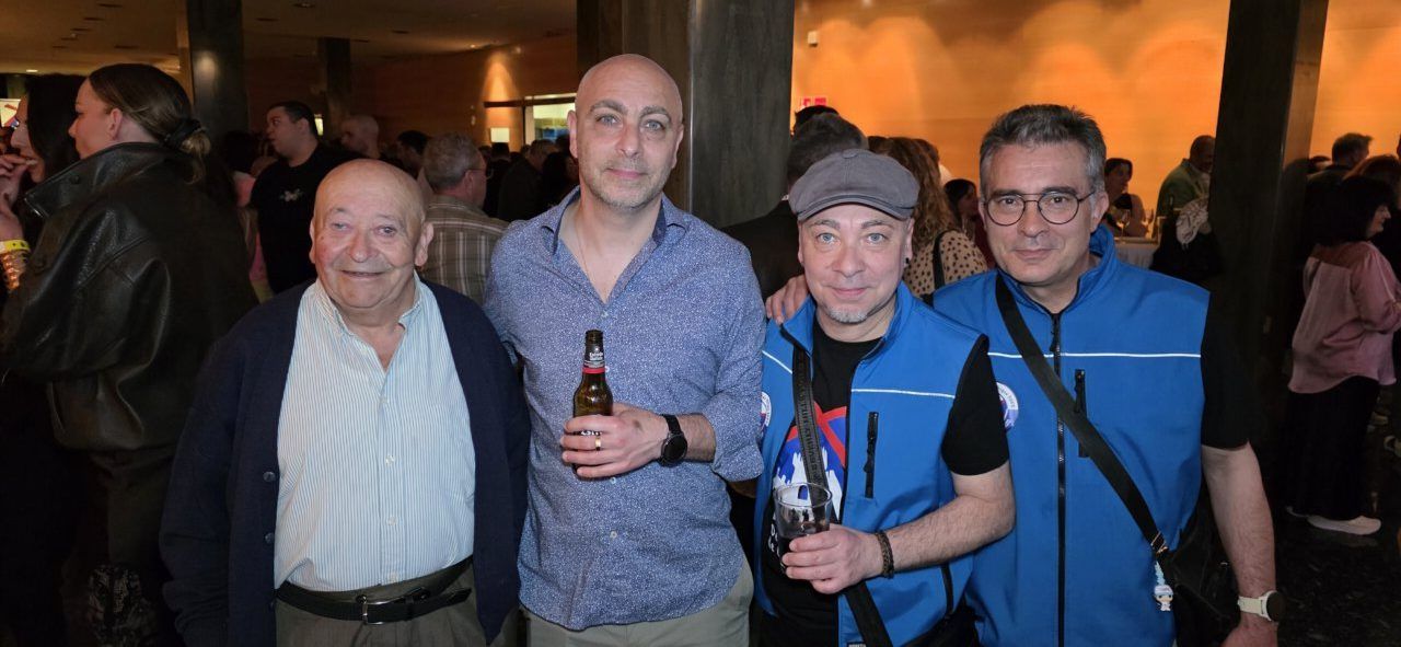 Grupo de personas celebrando el segundo aniversario del casino