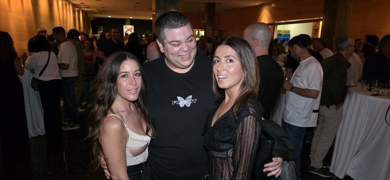 Tres personas posando en un evento social en el casino.