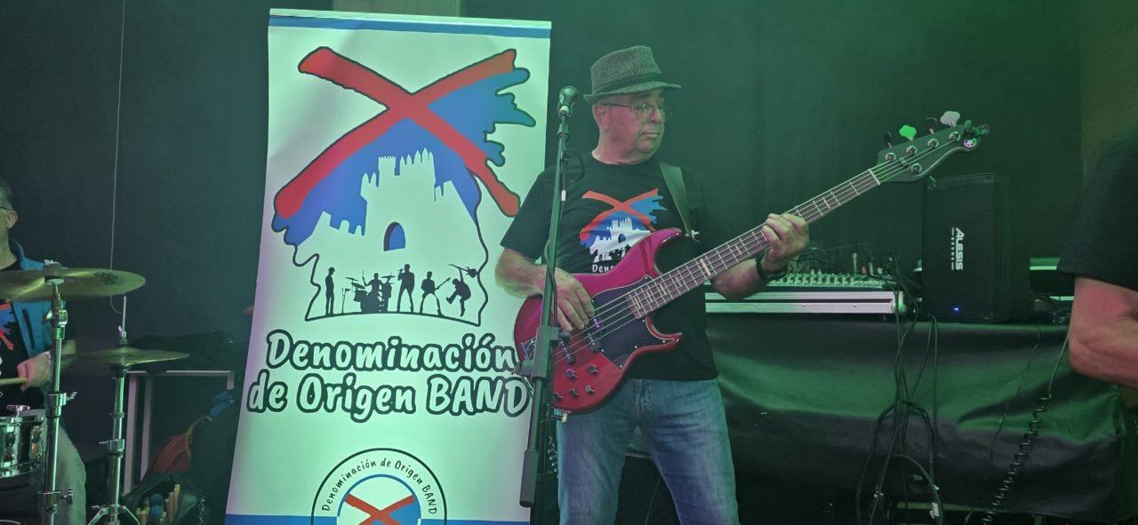 Músico tocando el bajo en un evento de aniversario