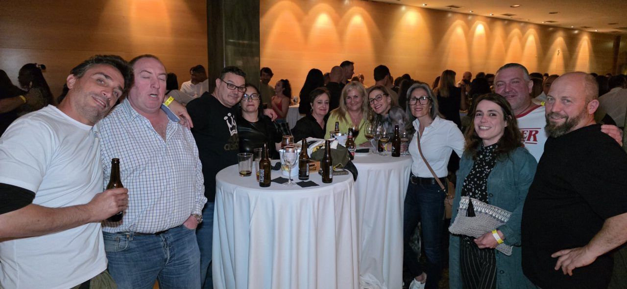 Grupo de amigos celebrando en el segundo aniversario del casino