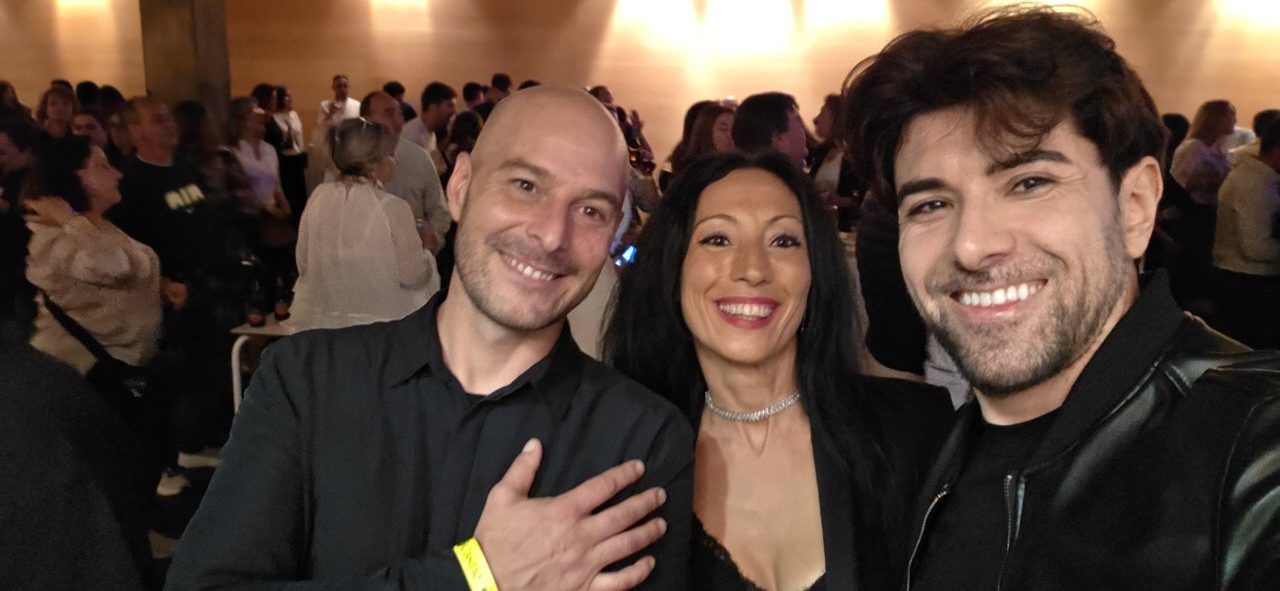 Tres personas sonriendo en una celebración del segundo aniversario del casino