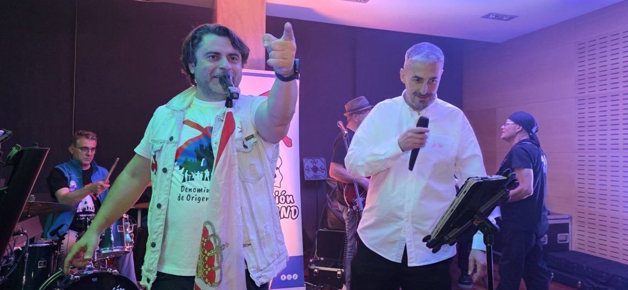 Dos presentadores en un evento musical en el casino