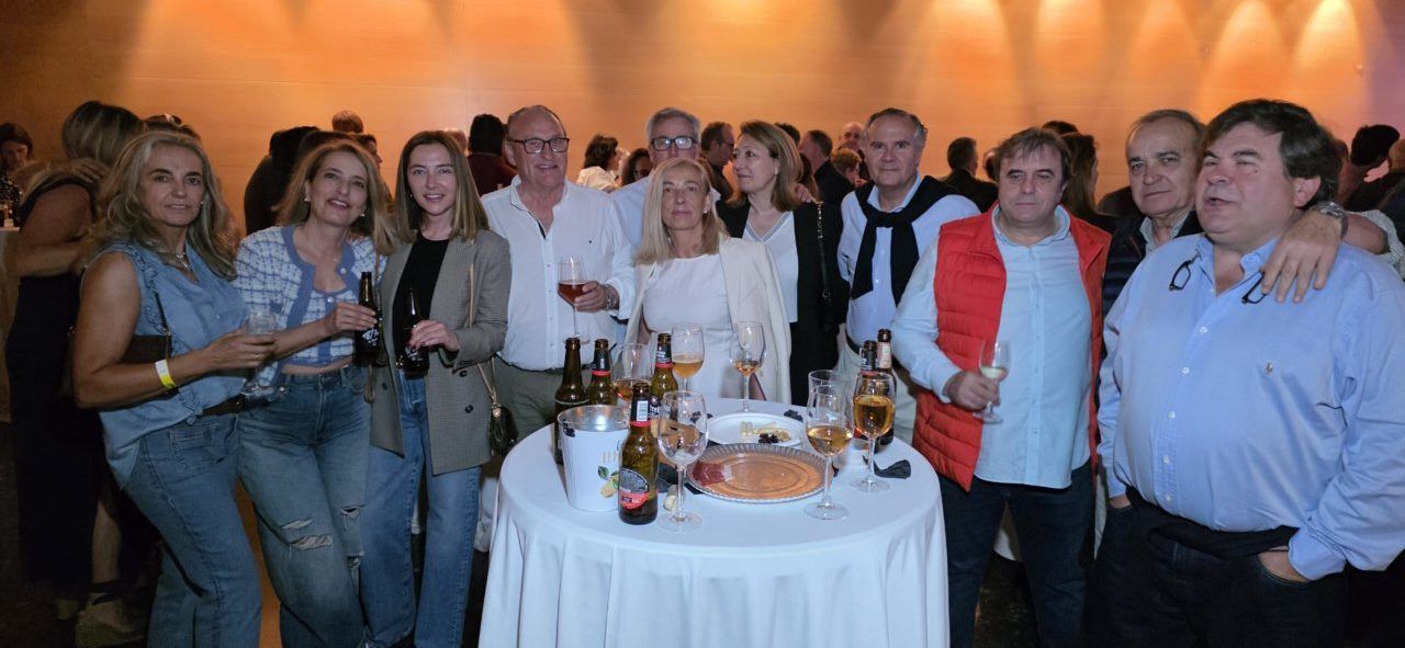 Grupo de personas celebrando en el segundo aniversario del casino