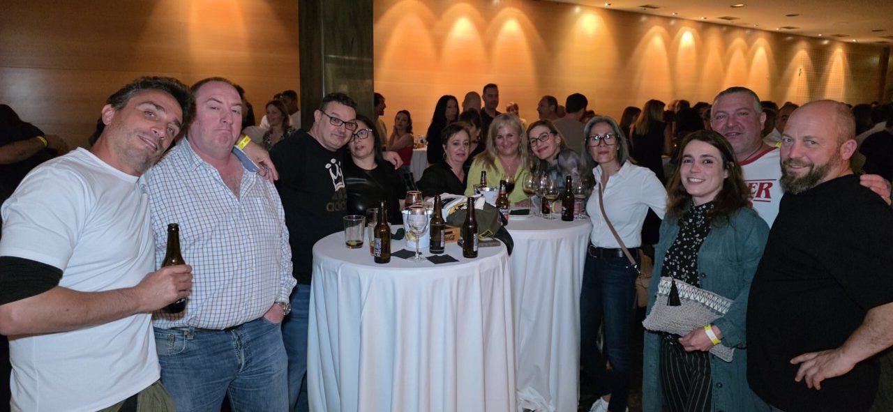 Grupo de personas celebrando el segundo aniversario del casino