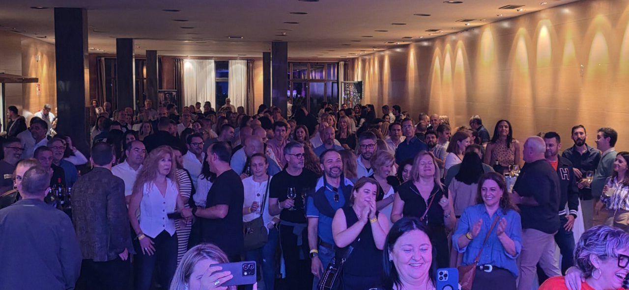 Celebración del segundo aniversario en un casino con gran afluencia de público.