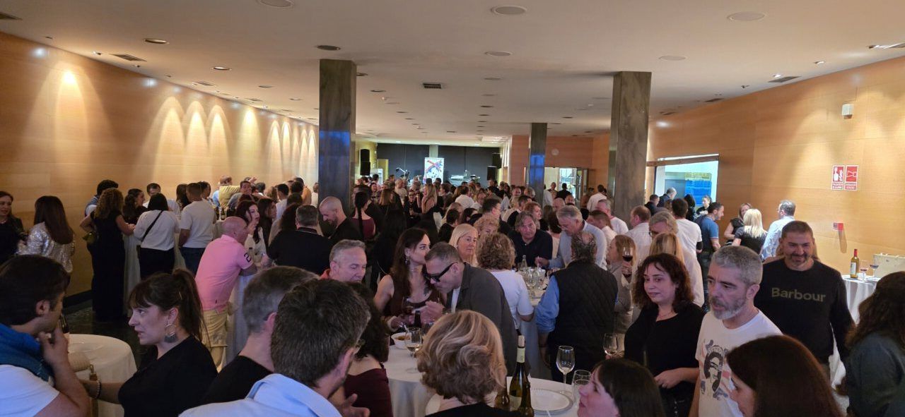 Celebración del segundo aniversario del casino con una multitud de asistentes.