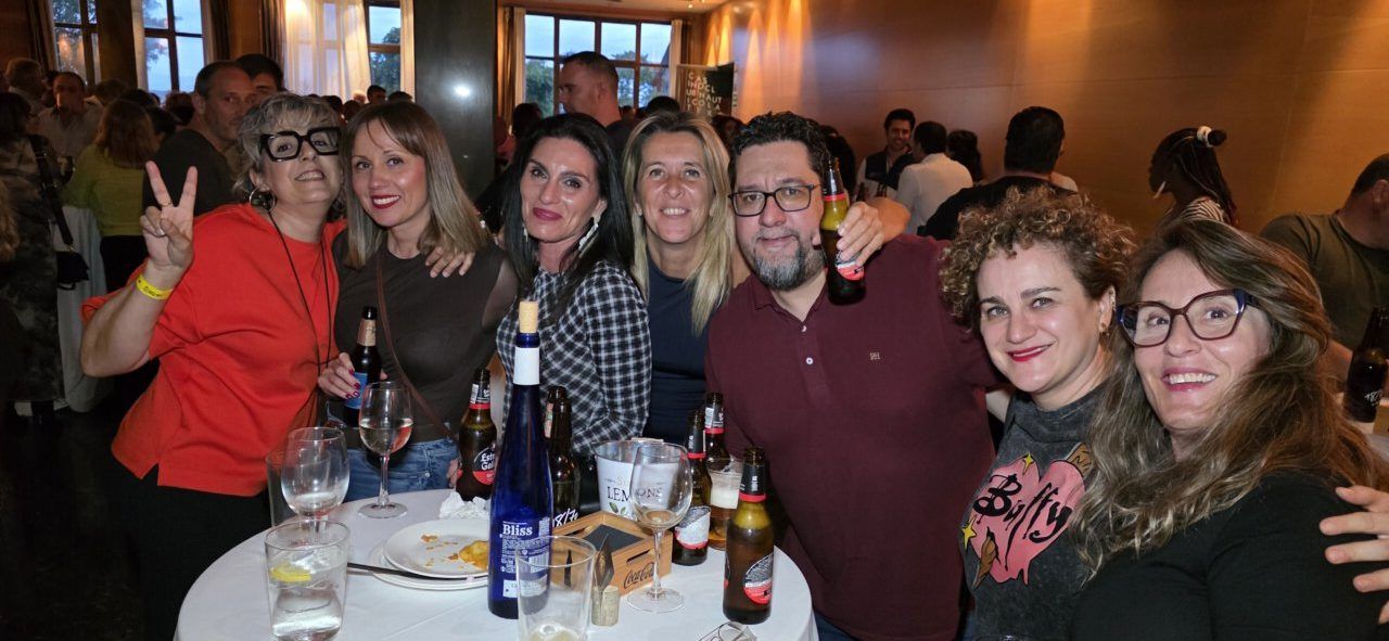 Grupo de amigos celebrando el segundo aniversario del casino