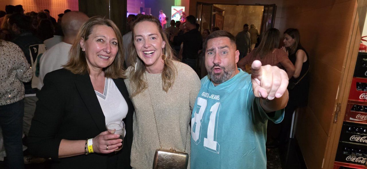 Tres personas sonriendo en una fiesta en el casino