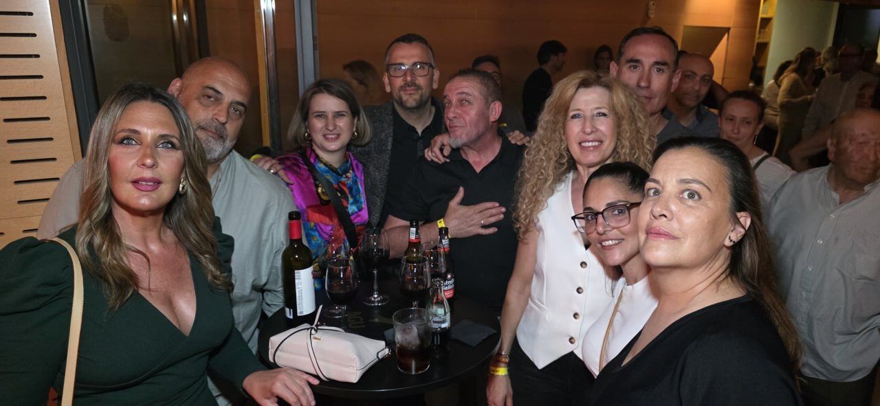 Grupo de personas celebrando el segundo aniversario del casino
