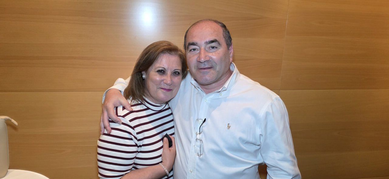 Pareja sonriente en el segundo aniversario del casino