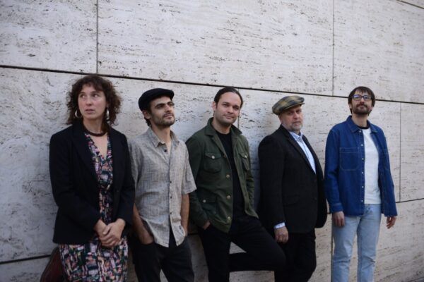 Quinteto de Mario Morla posando frente a una pared