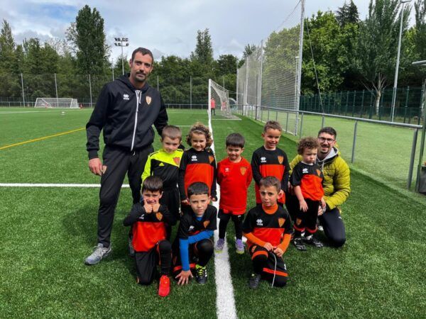 Niños y entrenadores en jornada de convivencia futbolística en Ponferrada