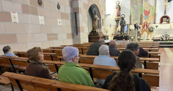 Asistentes a la misa en honor a Jesús Divino Obrero en la iglesia.