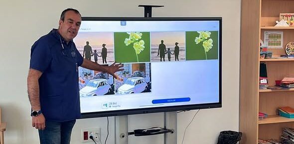 Persona explicando el uso de tecnología para estimulación cognitiva en AFA Bierzo.