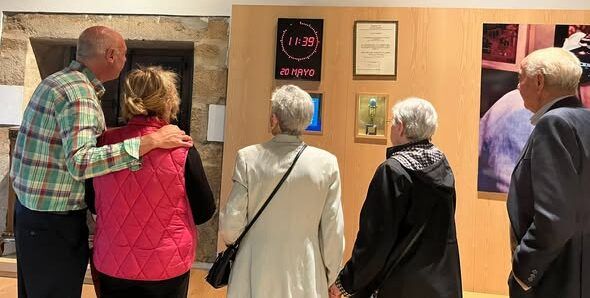 Grupo de personas mayores observando una exhibición en el Museo de la Radio