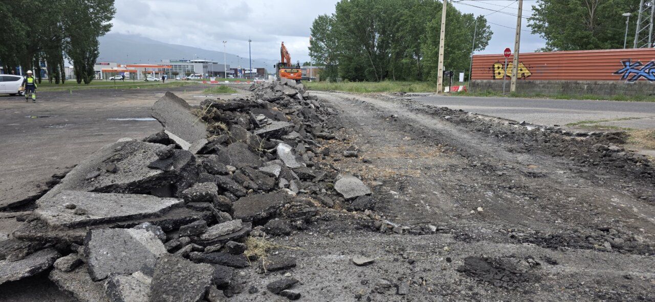 Obras en la Avenida Ciudad de Bergida con escombros en la carretera