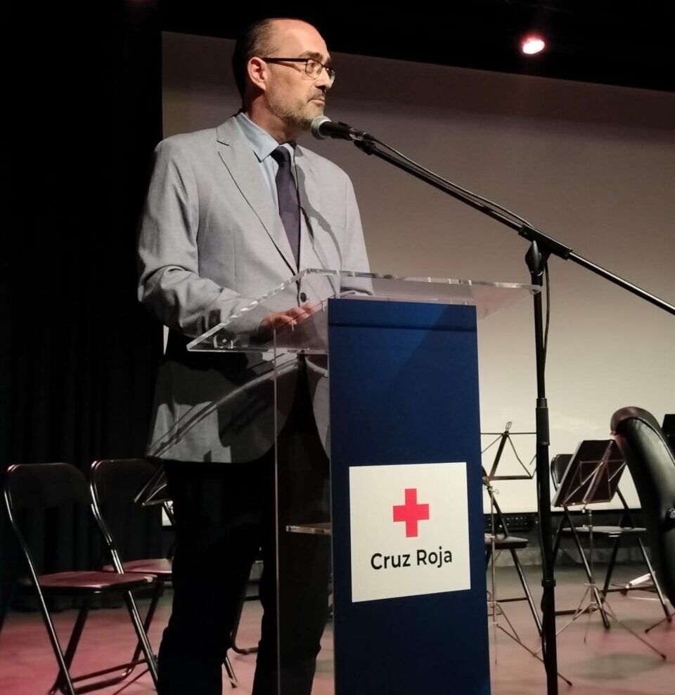 Olegario Ramón hablando en la jornada de Cruz Roja en Ponferrada