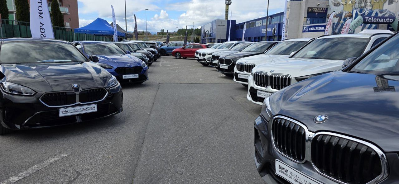 Exposición de vehículos BMW en la feria Expocasión 2026 en Ponferrada