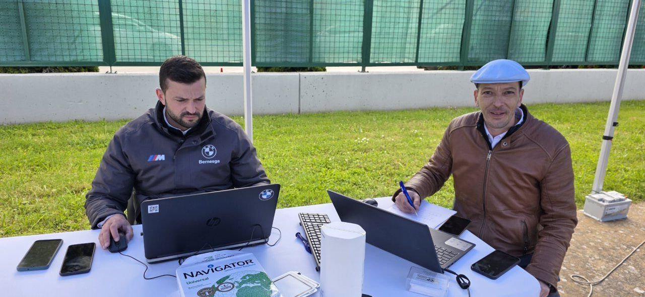 Dos hombres trabajando en un evento de BMW Bernesga Motor