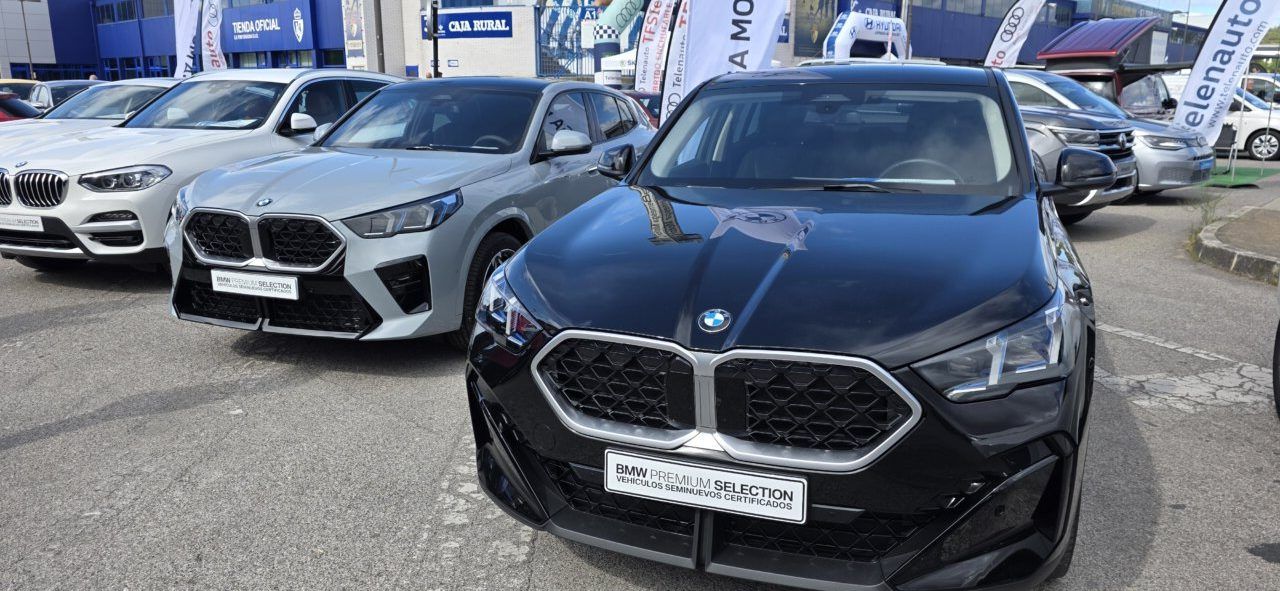 Dos vehículos BMW en la feria Expocasión 2026 en Ponferrada