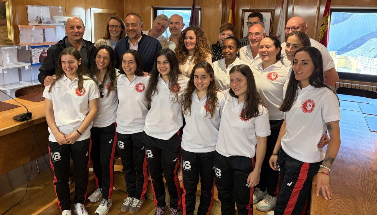 Equipo Bembibre H.C. en el Ayuntamiento durante un reconocimiento