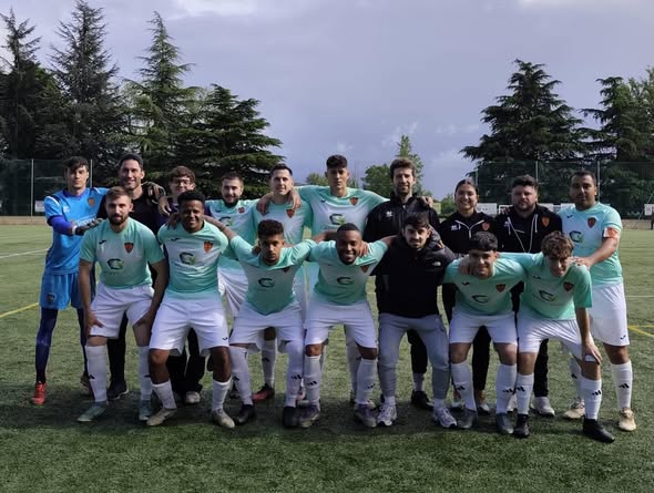 Equipo del C.D. Toreno posando en el campo de fútbol