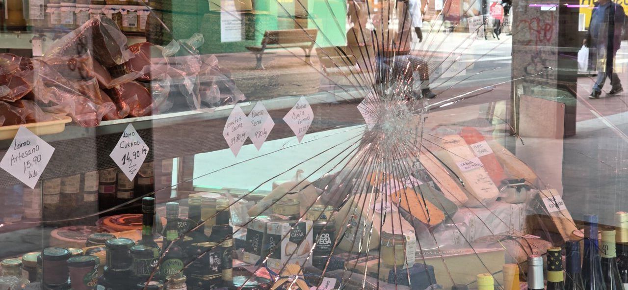 Escaparate de una carnicería con cristal roto tras un intento de robo.