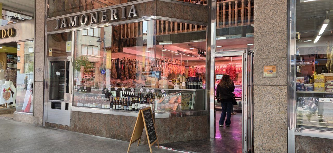 Exterior de una carnicería en Ponferrada con productos visibles
